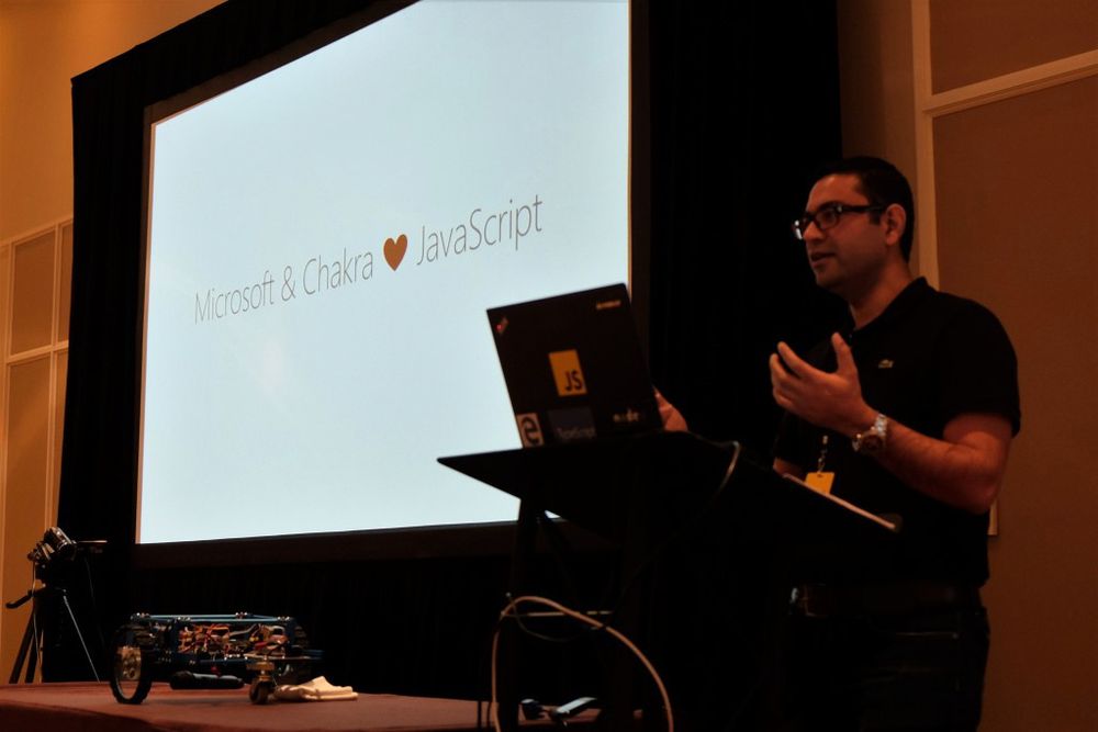 Gaurav Seth i Microsoft kunngjorde planene om ChakraCore fra scenen under JSConf US Last Call i Florida