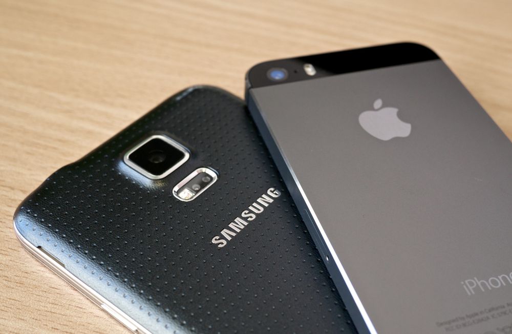 Android og iOS, her representert med en Galaxy- og en iPhone-mobil, øker forspranget til de mindre konkurrentene.
