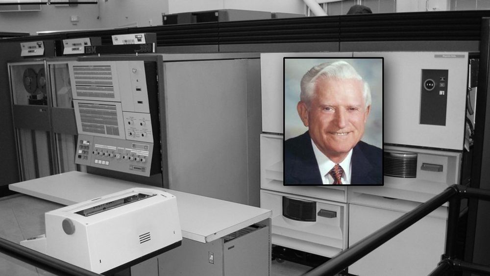 Gene Amdahl (innfelt) og IBM System/360 model 30 som står utstilt ved Computer History Museum i Mountain View i California.