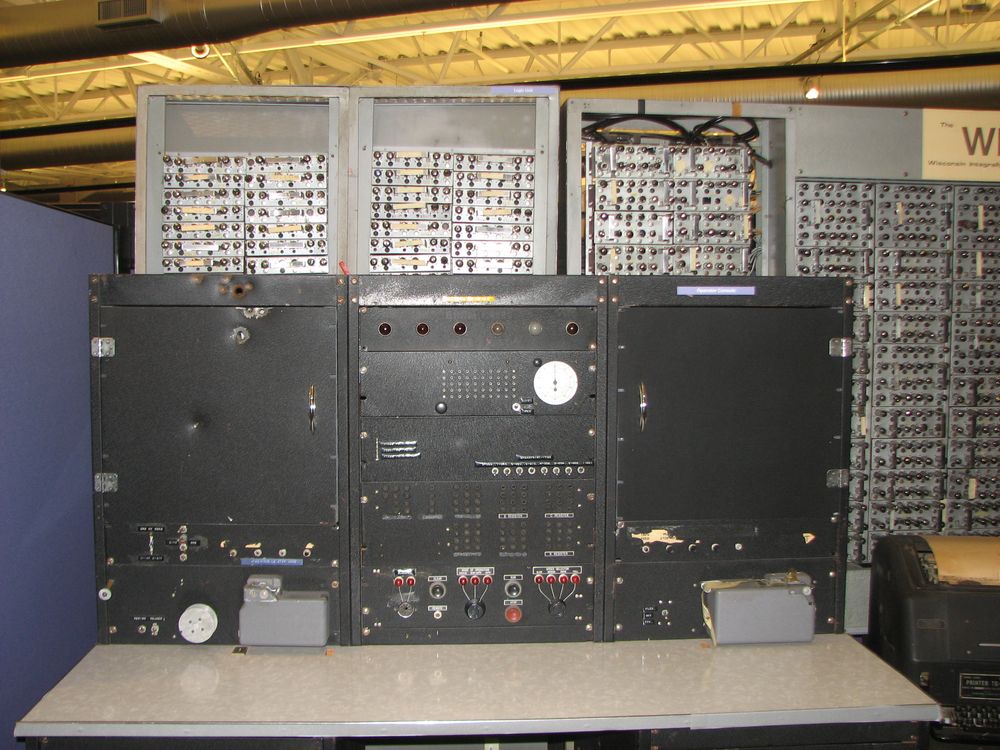 Gene Amdahls første datamaskin, WISC, som ble bygget på University of Wisconsin i årene 1950-55. Maskinen hadde 1 kilobit minne og kostet den gangen rundt 50.000 dollar å utvikle. WISC ble utviklet mens Amdahl tok doktorgrad i teoretisk fysikk.