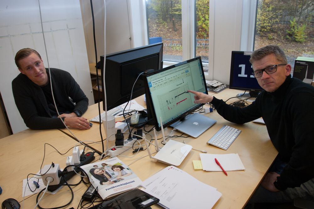 Dataforsinkelsen ble kraftig redusert, noe som gir opplevd raskere hastighet, ved å begrense kapasiteten noe, forteller Bent Erik Skaug. Til venstre i bildet sitter markedssjef Odin Ottem Berntsen.