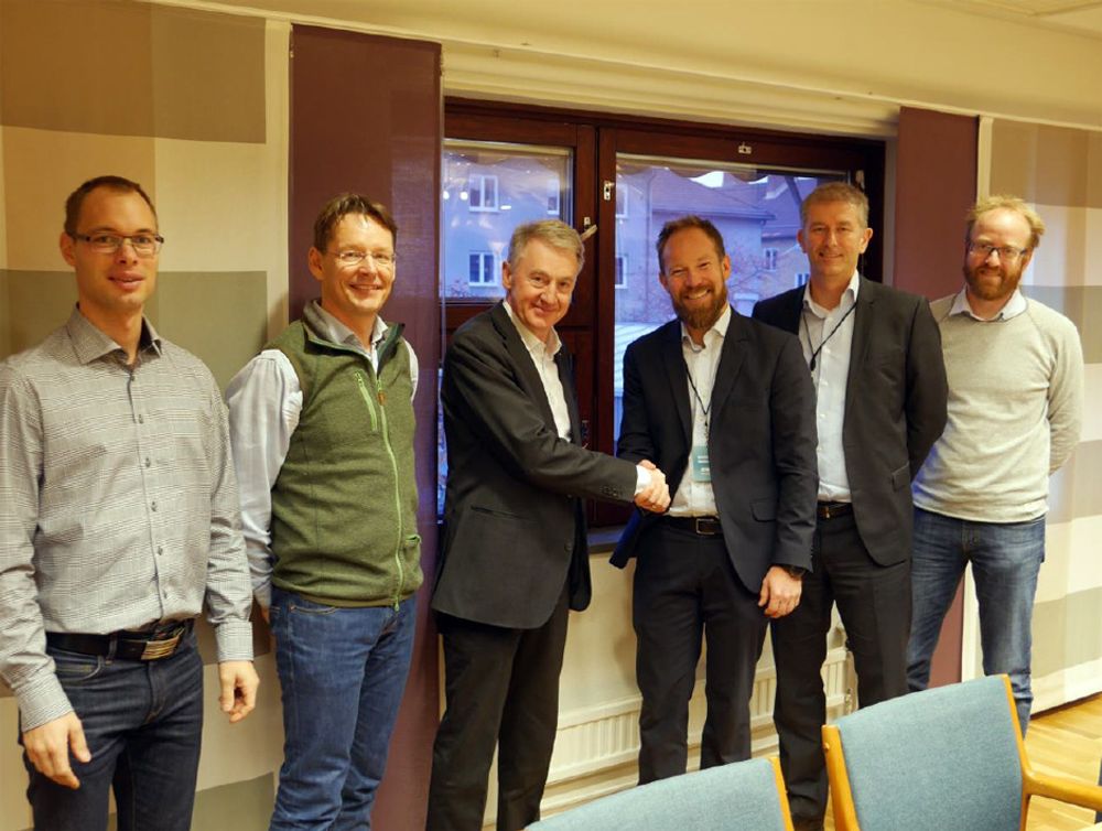 IT-EKSPORT: Adm.dir Anders Ericsson i Jämtkraft (midten venstre) etter signeringen med adm.dir Thomas Pettersen fra Embriq (midten høyre). Løsningen omfatter drift og analyse av drøyt 60.000 svenske strømmålere.