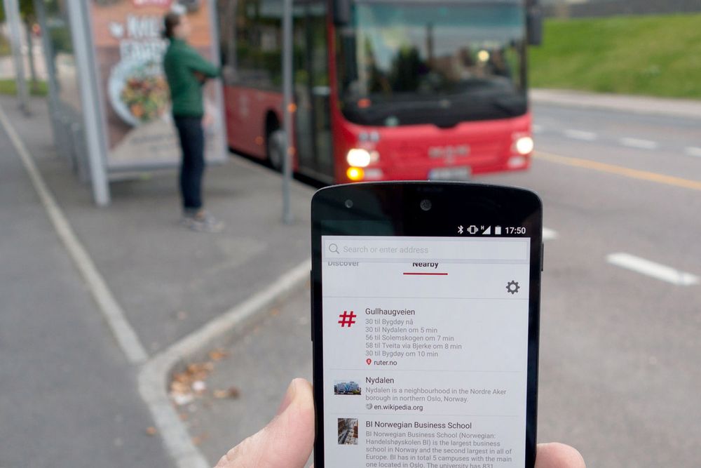 Med Opera 32 for Android og et busstopp utstyrt med en beacon, kan reisende for eksempel se oppdaterte bussruter for dette stoppet direkte på mobilen, uten å gjøre annet enn å gå til et fast panel i nettleseren. 