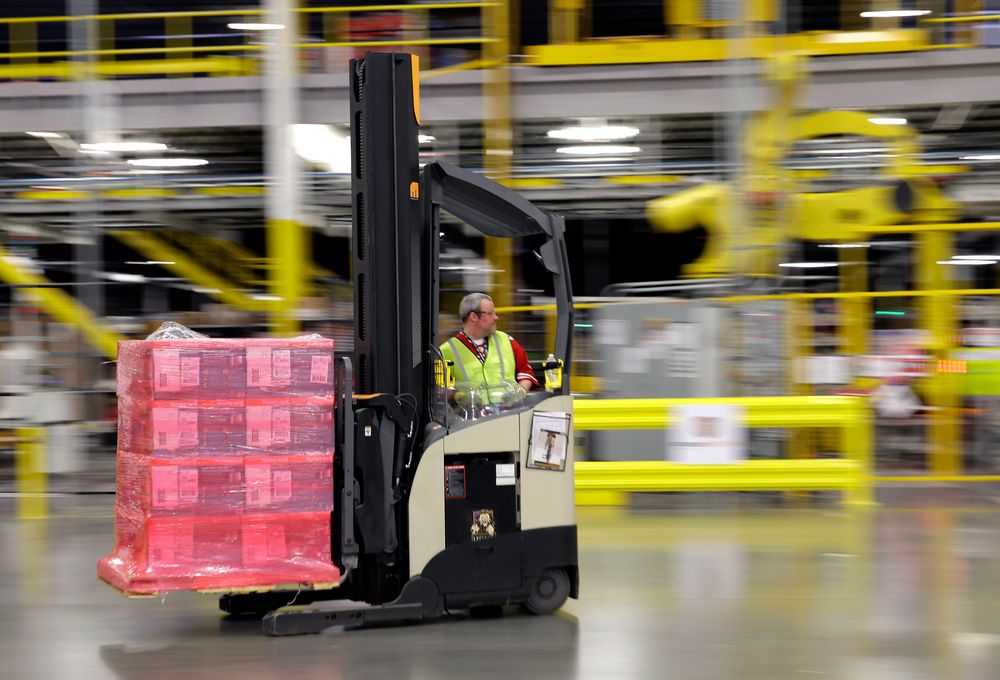 En truckfører flytter en pall med produkter i Amazon sitt varelager i DuPont, Washington. Selskapet tar nå juridiske skritt mot aktører som skal ha publisert falsk produktomtale hos netthandelsgiganten.