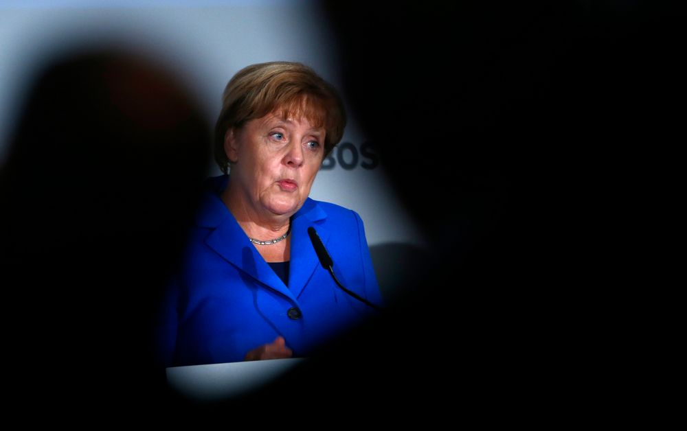 Tysklands statsminister Angela Merkel likte ikke å bli overvåket av amerikansk etterretning. Ifølge avisen Der Spiegel har den tyske etterretningstjenesten BND drevet omfattende overvåking av andre EU-land og USA.
