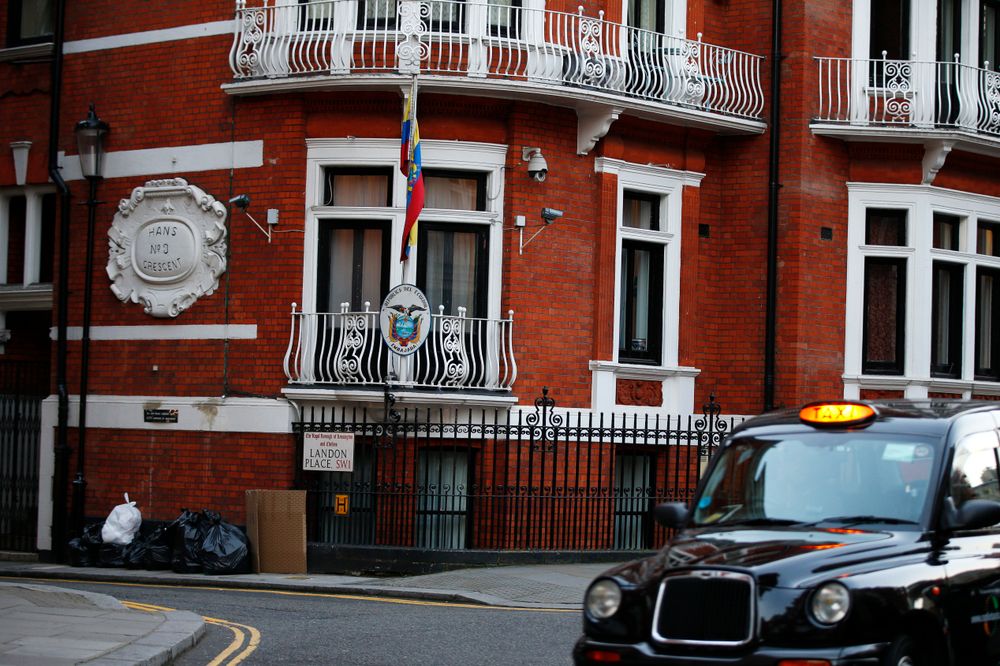 Hvis Assange forlater Ecuadors ambassade i London (bildet) blir han arrestert. Wikileaks-gründeren frykter utlevering til USA der en uviss skjebne kan vente ham.