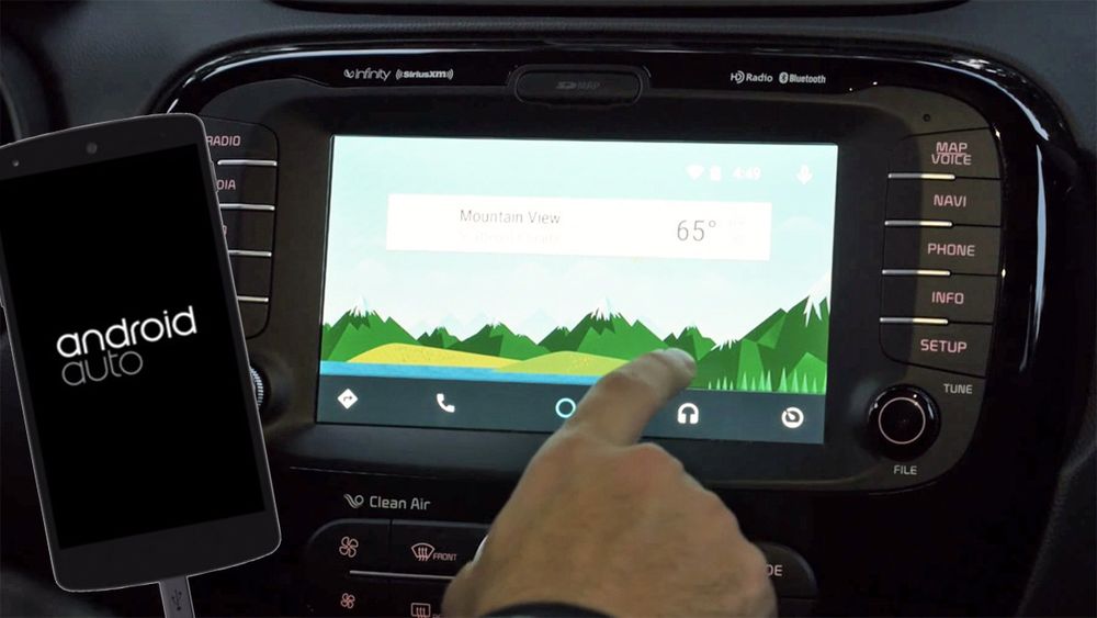 Android Auto forbinder bilens systemer med smartmobilens. Appene kjøres på smartmobilen, men vises på dashbordskjermen.