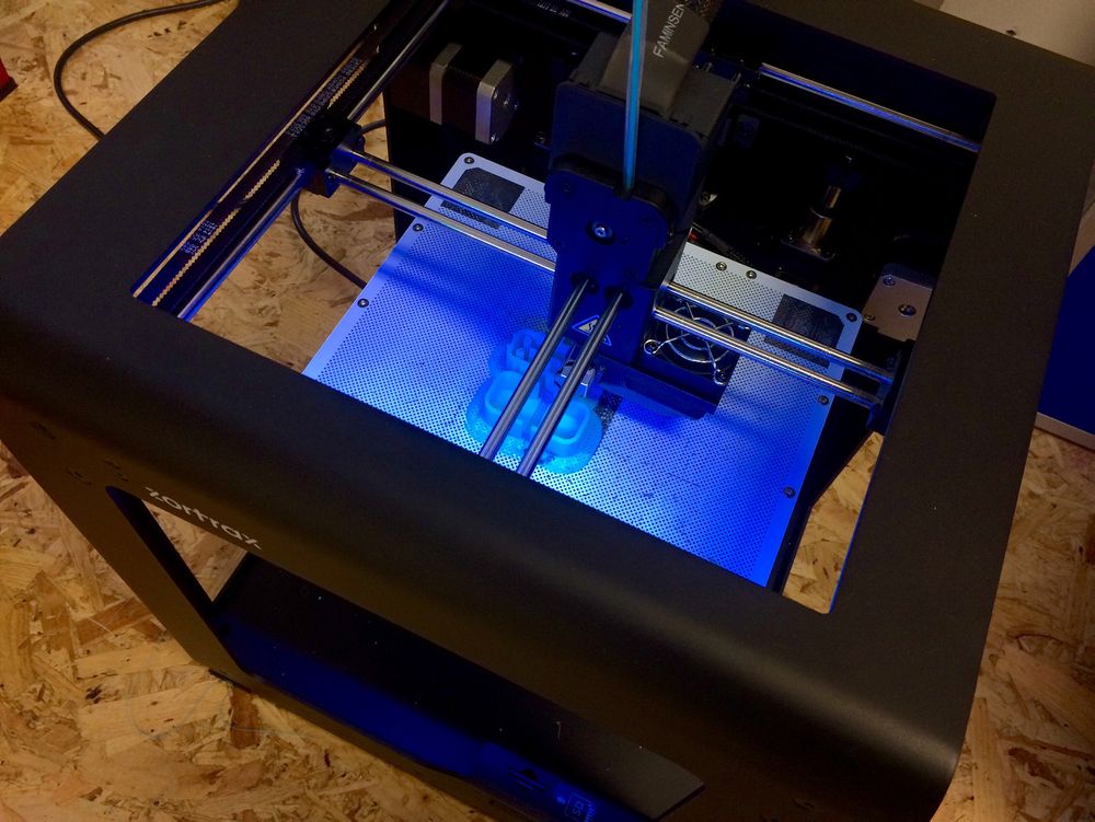 Selv en minibedrift med bare én 3D-printer kan dekke behovet til potensielle kunder. Men det avhenger av at kundene på en enkel måte kan få vite om bedriften og hva bedriften kan tilby.