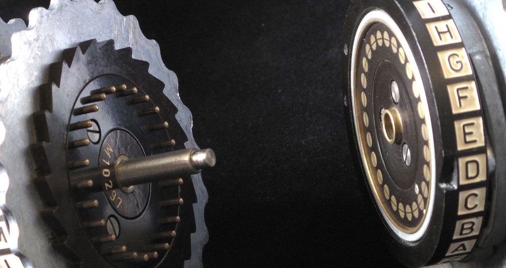 Krypteringsteknologier gir liten sikkerhet så snart de kan knekkes i praksis. Bildet viser rotorer fra den tyske Enigma-maskinen.