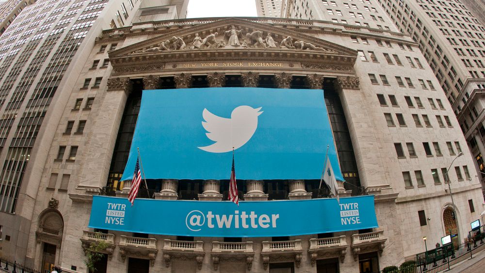 Twitter-banner over New York Stock Exchange (NYSE) i forbindelse med børsnoteringen i 2013.