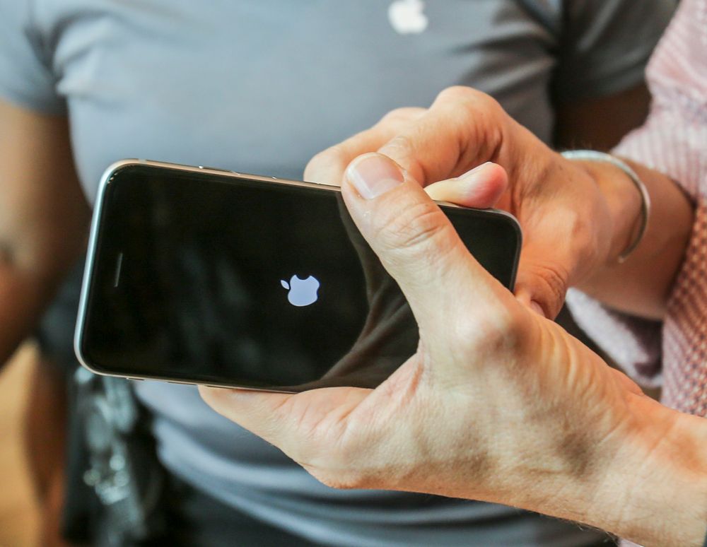 En kunde prøver nye iPhone 6s ved en Apple-butikk i Los Angeles. Siste kvartal omfatter bare to dagers salg av de nyeste iPhone-modellene.