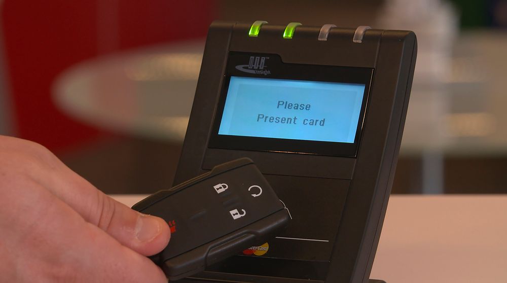 Bilnøkler eller andre dingser du åpner og starter bilen med, bør også kunne brukes til å betale kontaktløst for varer og tjenester, mener MasterCard.
