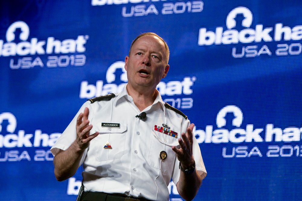 Keith Alexander henter inn et større pengebeløp til sitt IT-sikkerhetsselskap. Bildet viser den nå pensjonerte NSA-generalen under et foredrag på hackerkonferansen BlackHat for to år siden.