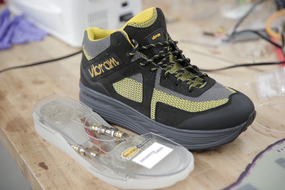 Med en ny type generator i skoene skal skrittenergi relativt effektivt kunne  konverteres til elektrisk energi. Forhåpentligvis er det mulig å gjøre teknologien noe mer kompakt enn det som er tilfellet med denne prototypen.
