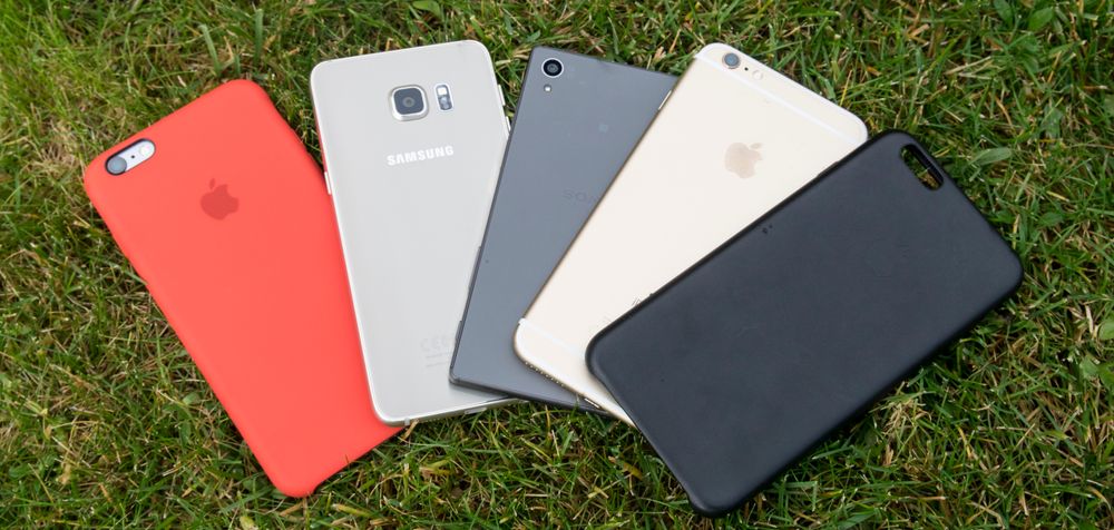 Noen av topptelefonene fra 2015. Fra venstre: iPhone 6S Plus i deksel, Galaxy S6 Edge+, Sony Xperia Z5 og iPhone 6S Plus med et svart deksel ved siden av.