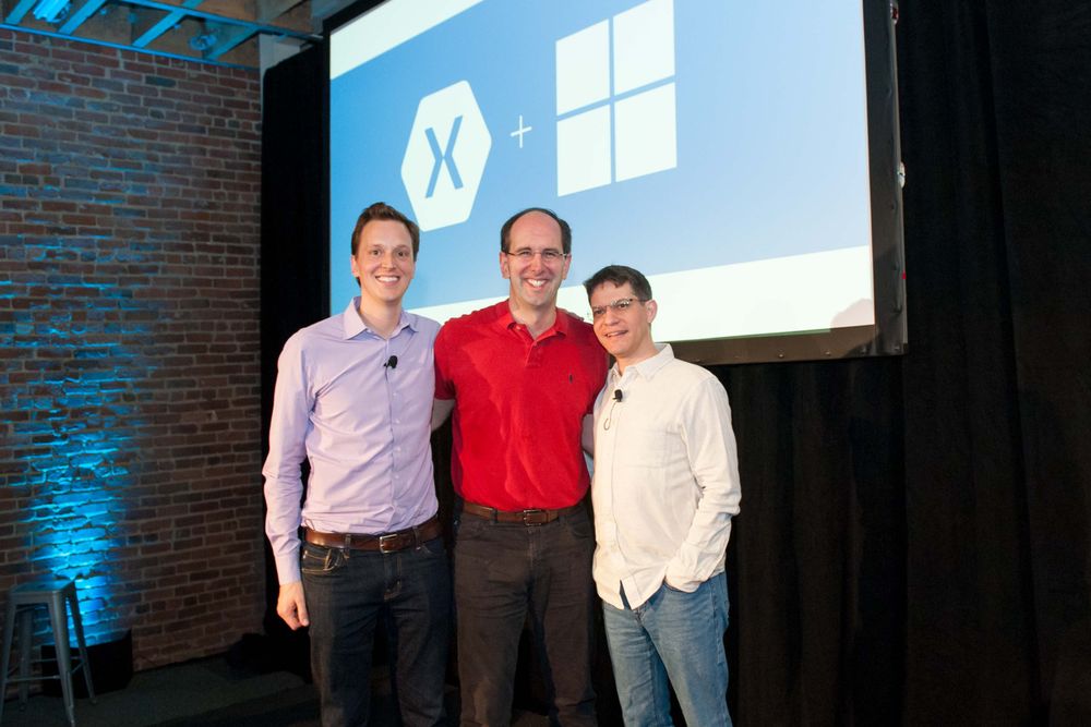 Scott Guthrie (i midten), visepresident for Microsoft Cloud and Enterprise Group, flankert av Xamarin-gründerne. Til venstre står CEO Nat Friedman, til høyre CTO Miguel de Icaza.