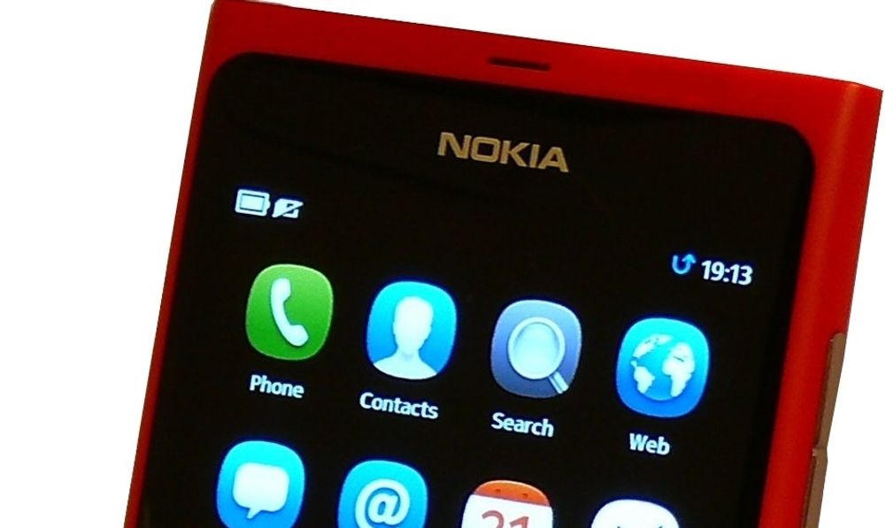 Nokia-smartmobiler skal igjen komme på markedet, men basert på en helt annen strategi enn tidligere. På bildet vises Nokia N9, som var basert på MeeGo-plattformen.