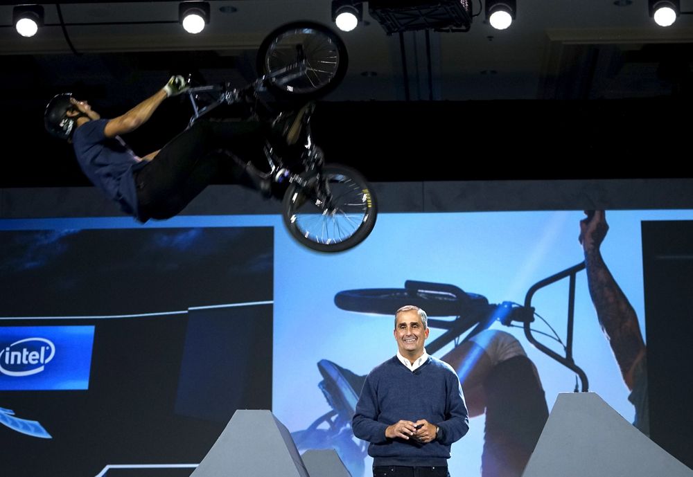 Intel-topp Brian Krzanich smiler mens en BMX-kjører utstyrt med mikrobrikken Curie tar salto bak ham. Bildet er fra gårsdagens åpningsforedrag på Consumer Electronics Show i Las Vegas.