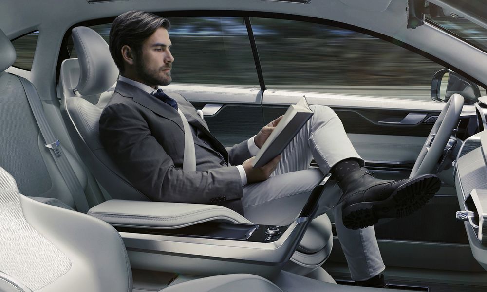 Volvo og Ericsson utvikler det som omtales som intelligent mediestrømming for selvkjørende biler. Men man kan nok også velge å lese en bok.