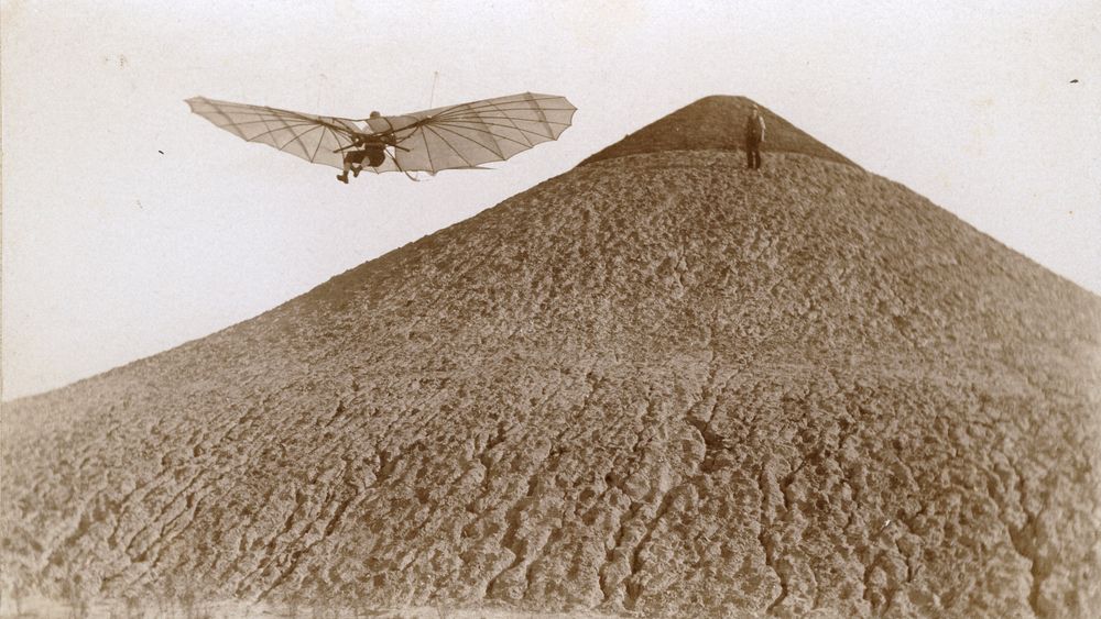 Otto Lilienthal flyr fra Fliegeberg sør i Berlin i 1894. Bildet av flypioneren er tatt av en fotopioner, Ottomar Anschütz.