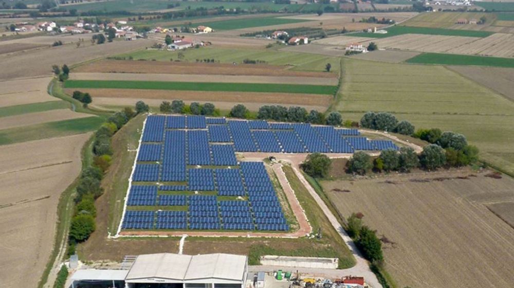 Fra fem til femti: I dag eier Aega ASA fem solparker i Italia. Nå vil selskapet tidoble antallet og jakter på gode kjøp blant nær 9000 små solparker uner 5 MW. Her er en av Aega-parkene, Magnacavallo i Nord-Italia.