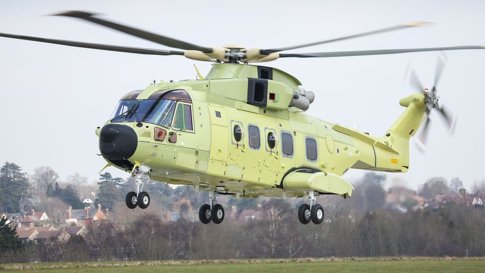 Første flygning med det første norske AW101-helikopteret ved Leonardifabrikken i Yeovil 21. mars 2016.