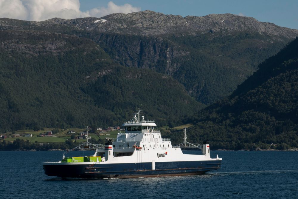 Fergen «Lifjord» trafikkerer fergesambandet Lavik-Oppedal på E39. Arbeidet med en ferjefri E39 starter med prosjektet Rogfast over Boknafjorden.