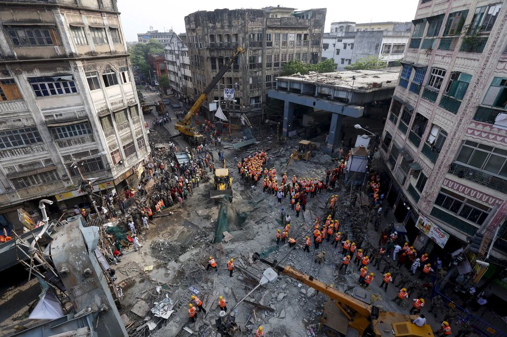 Redningsarbeidet fortsetter ved brua som kollapset i Kolkata.