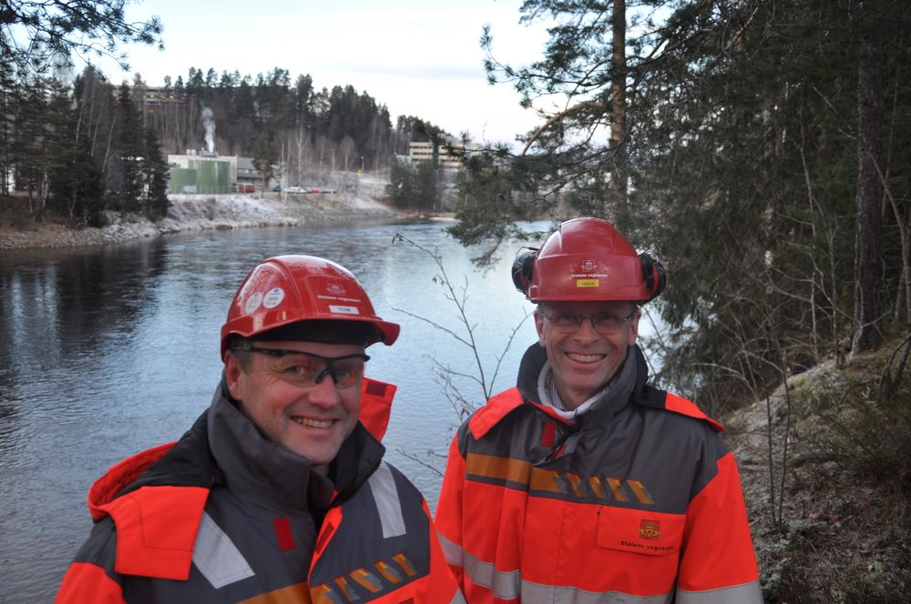 Prosjektleder E134 Damåsen-Saggrenda Tom Hedalen og byggeleder Myntbrua-Trollerudmoen Ola Håvard Hole, Statens vegvesen ved Lågen der ny bru skal bygges.