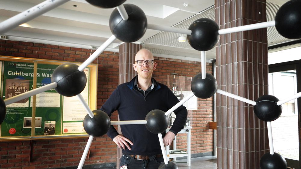 Reidar Lund beundrer en modell av buckminsterfulleren, et hult og fotball-formet molekyl bestående av 60 karbon-atomer. Nå er kjemikerne blitt i stand til å lage nanorør av mye mer avanserte materialer, og nesten uten å tilføre energi.