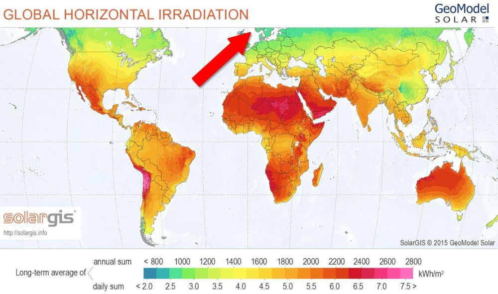 Kartet viser solinnstrålingen i verden, ifølge Solargis' satelittmålinger. Målingene slutter nord for Oslo, og illustrerer problemet med dårlige solinnstrålingsdata for Norge.