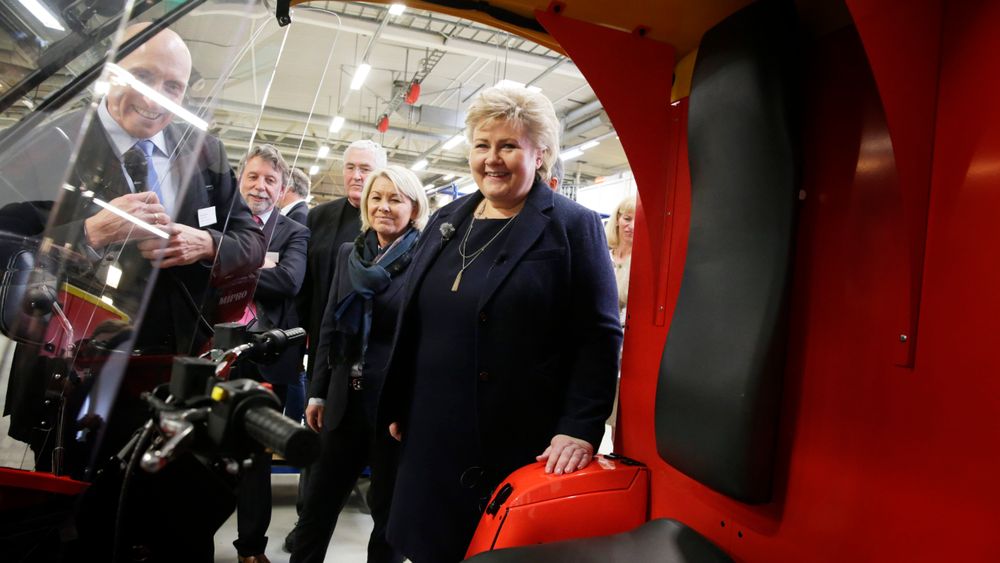 Statsminister Erna Solberg tar en titt inni Paxter - som skal produseres i en ny fabrikk i Sarpsborg.