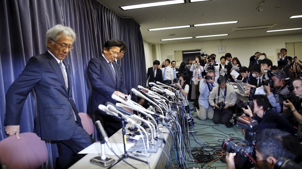Direktør i Mitsubishi Motors Corp Tetsuro Aikawa (andre fra venstre) la onsdag frem informasjon om at også Mitsubishi skal ha jukset med utslippstester.