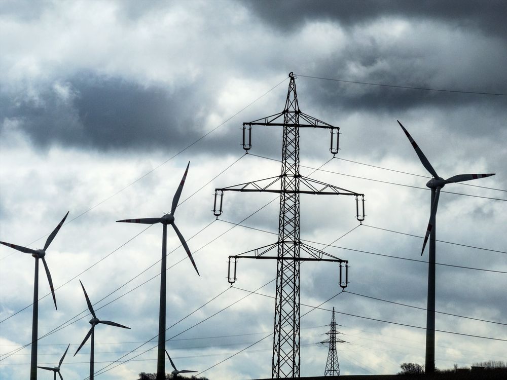 Kina har satt bremsene på for ny vindkraftutbygging. Også i Europa og Norden gir den ustabile vindkraften av og til negative strømpriser.