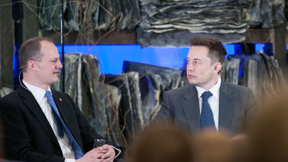 Samferdselsminister Ketil Solvik-Olsen, her i samtale med Tesla-gründer Elon Musk, ser store muligheter i selvkjørende biler.