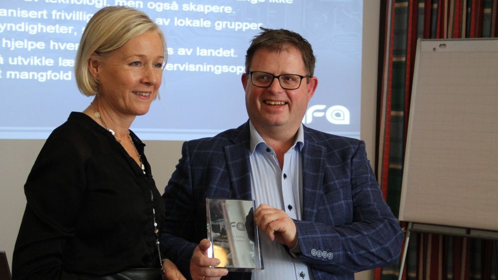 Ingvild Johansen, styrelder i NFA, overrekker NFA-prisen til organisasjonen Lær kidsa koding, ved Simen Sommerfeldt.