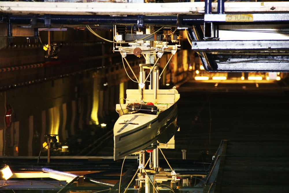OL-båt testes i sleptank hos Marintek.