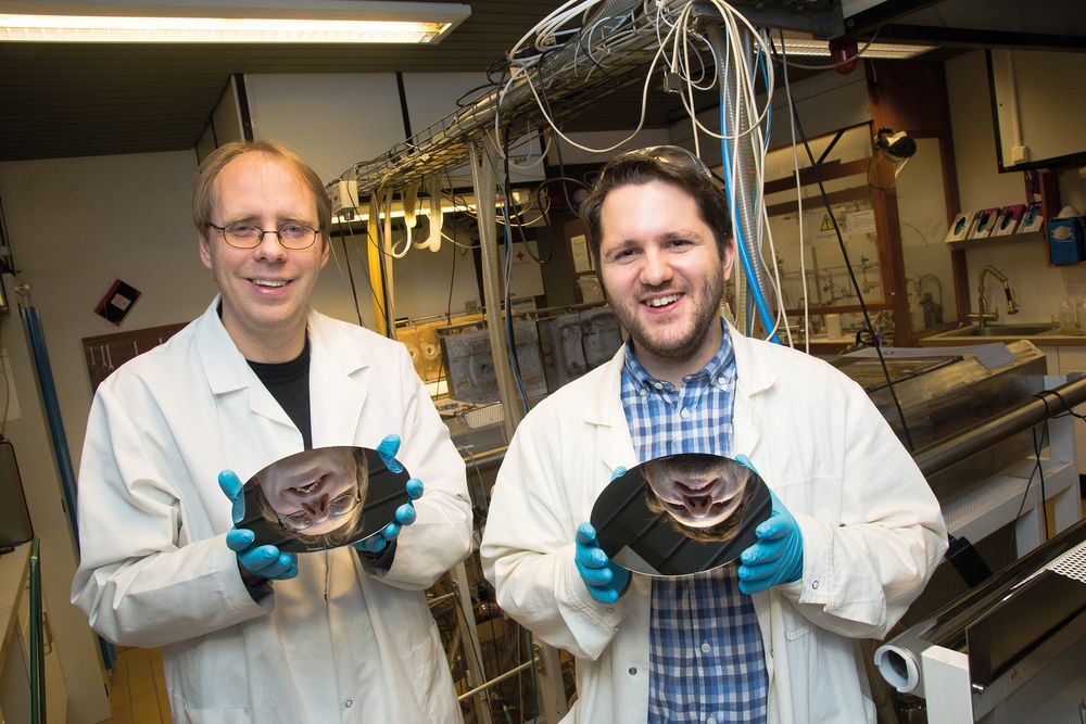 Ola Nilsen og Knut Bjarne Gandrud ved Kjemisk institutt ved Universitetet i Oslo forsker på nye materialer som kan gi bedre oppladbare batterier.