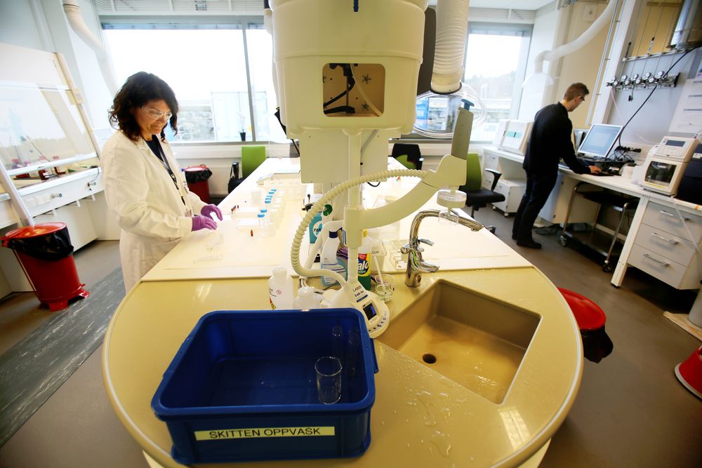 Laboratorium: I tillegg til de automatiserte målingene tas det manuelle prøver fra ulike deler på Mongstad-anlegget.