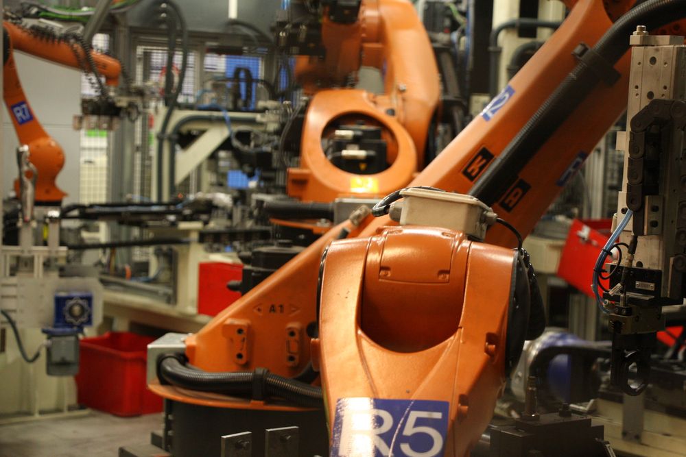 Monteringslinje for Volvo-oppheng. Finjustering pågår nå. Det blir flere slike i den nye fabrikken ved Gjøvik.