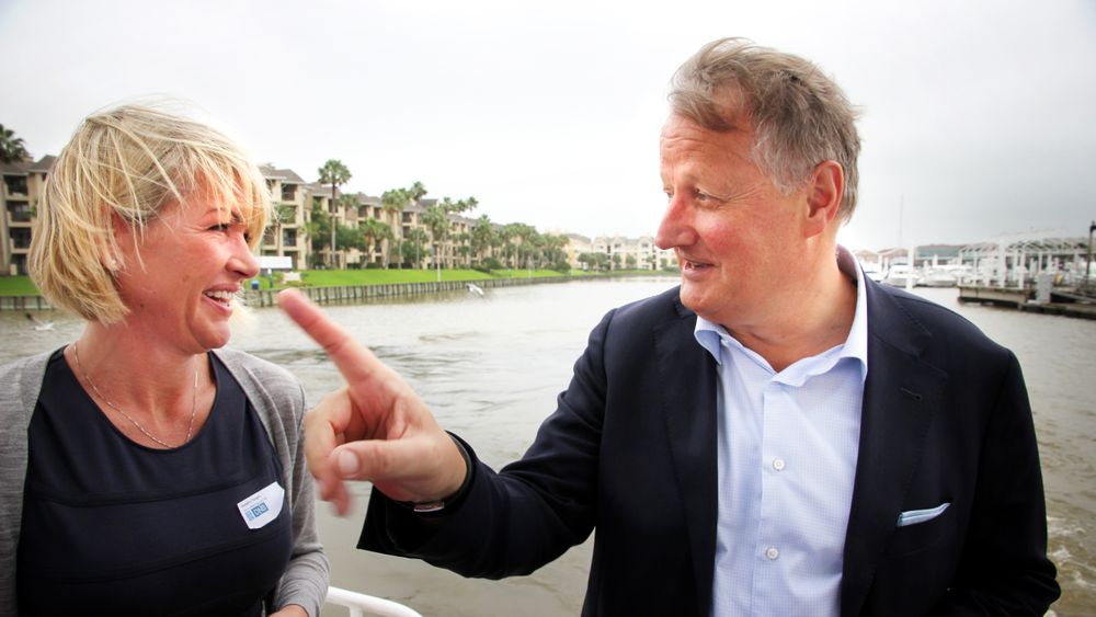 Tett på: DNB-sjef Rune Bjerke tok med seg 70 norske gjester under OTC på båttur søndag. Her i samtale med Annelin Tangen fra Forus Næringspark. Foto: Tormod Haugstad.