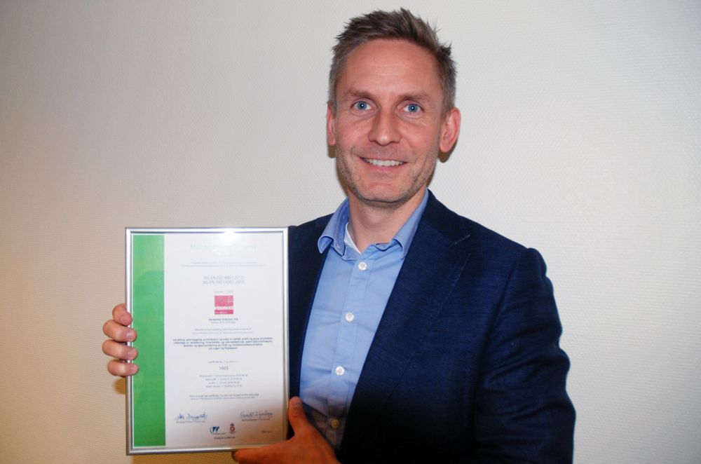 Administrerende direktør Øyvind Moen i Veidekke Industri AS med det nye  ISO-sertifikatet.