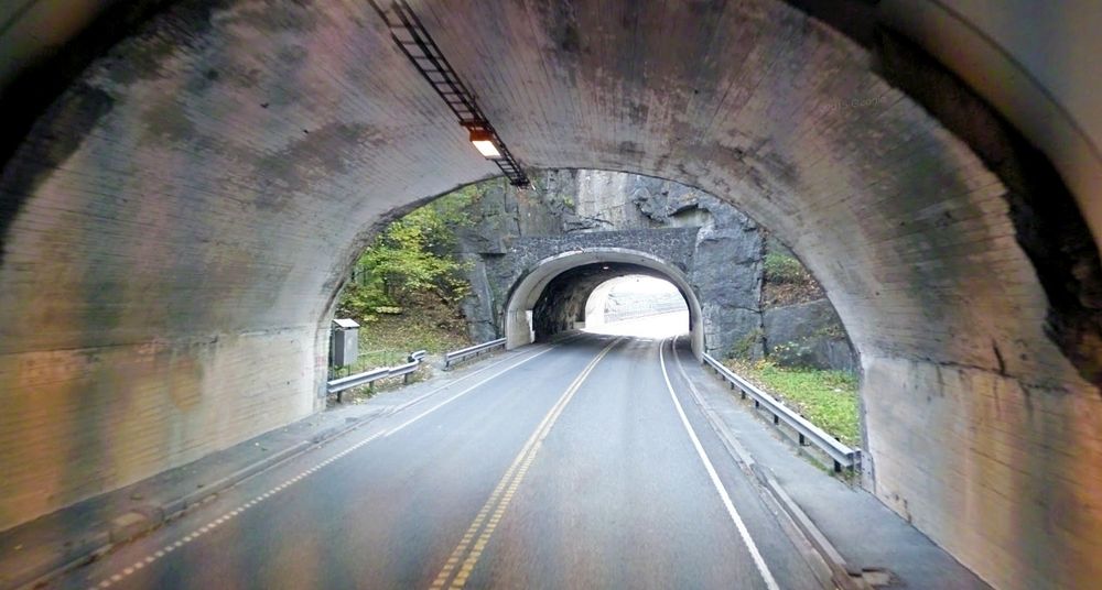 I to korte tunneler på riksveg 354 blir det total utskifting av vann- og frostsikring og det elektriske anlegget. Fortauene blir utvidet på bekostning av kjørebanen. (Foto: Google)