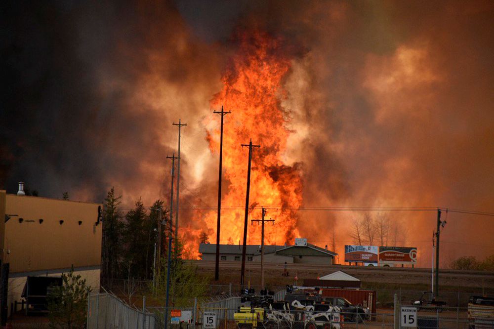 Byen Fort McMurray er tømt for mennesker på grunn av skogbrannen i og rundt byen. Foto: Reuters / NTB scanpix