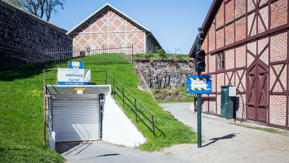 Den nye ladegarasjen under Festningen i Oslo skulle vært åpnet i desember i fjor. Bymiljøetaten venter fremdeles på endelig godkjenning.