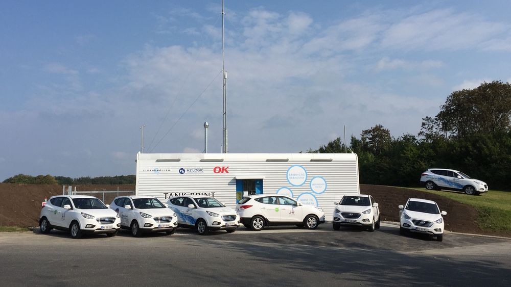 Disse sju Hyundai ix35 FCEV vil ikke kunne fylle tanken etter hverandre på denne hydrogenstasjonen i Korsør ved Storebælt.