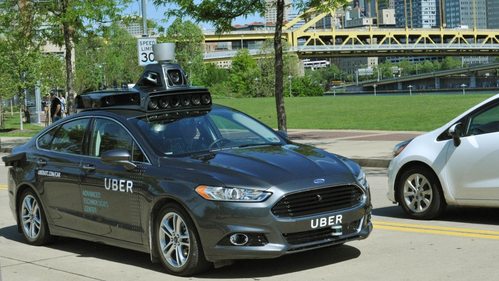 Uber utvikler egne selvkjørende biler. Denne er basert på Ford Mondeo.