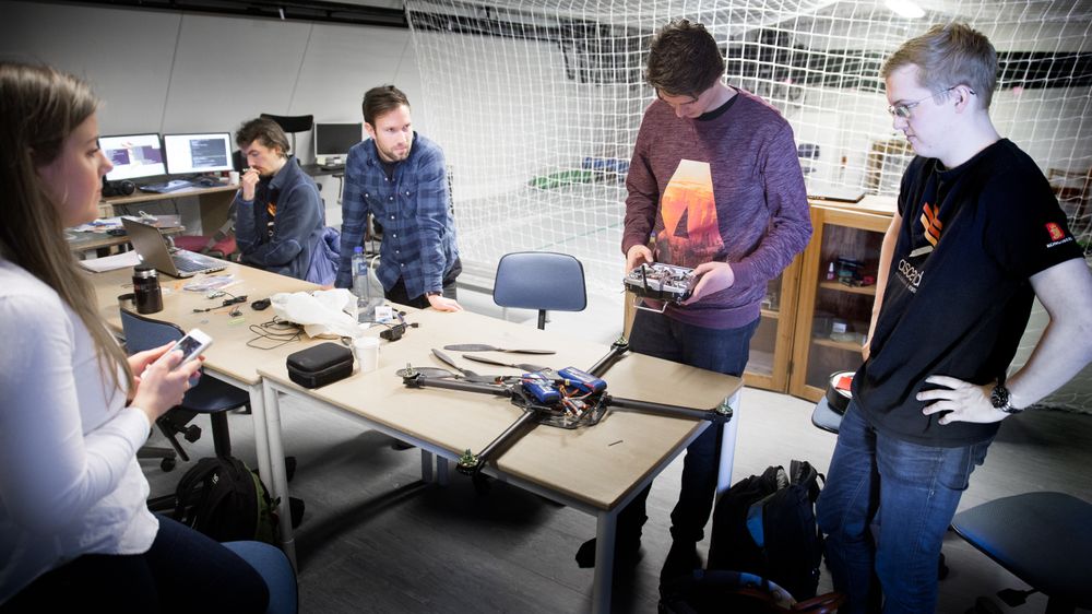 Ascend-teamet i ferd med å montere en ny drone. Fra venstre: Emilie Udnæs, Håkon Flatval, Marius Maaland, Christian Wilhelmsen og Martin Sollie.