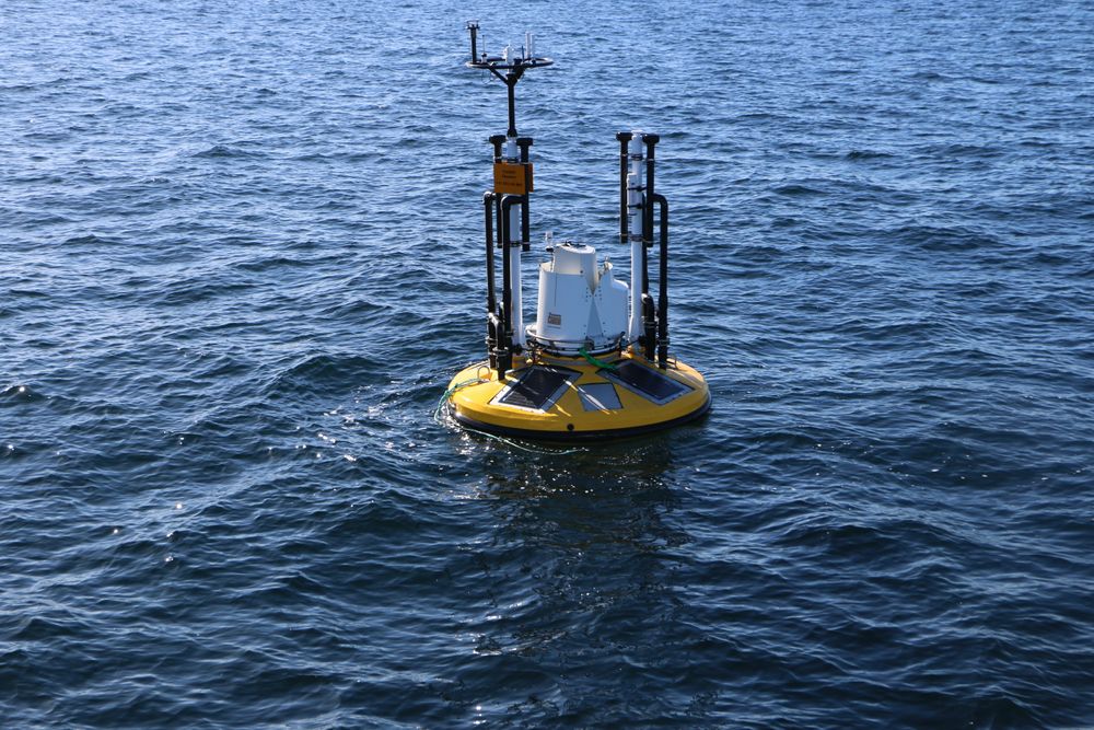 Seawatch wavescan med påmontert måleutstyr for vindfelt og lidar.