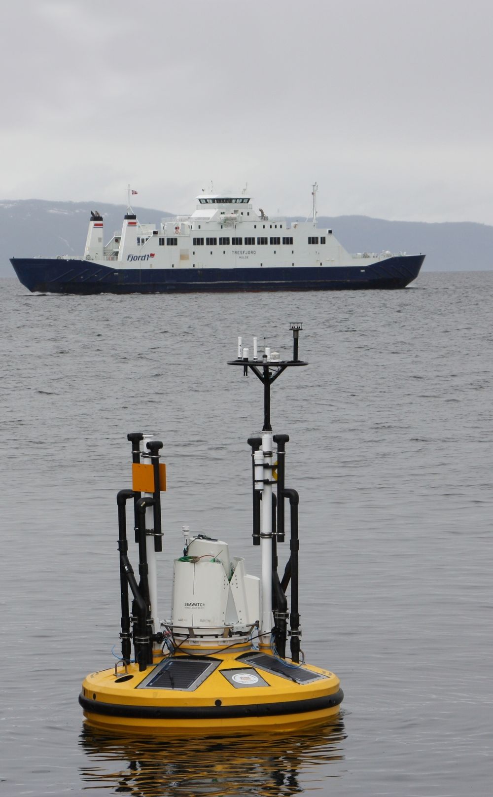 Miljomalinger 2Seawatch wavescan med påmontert måleutstyr for vidnfelt og lidar.